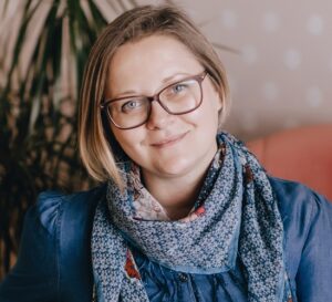 Psychoterapeutka Anna Raczkiewicz, osoba na zdjęciu