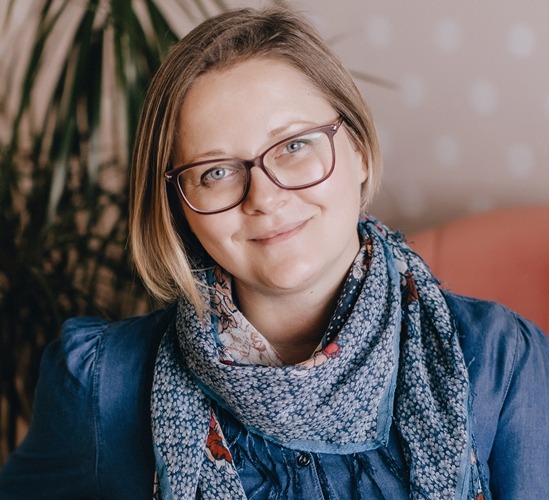 Psychoterapeutka Anna Raczkiewicz, osoba na zdjęciu