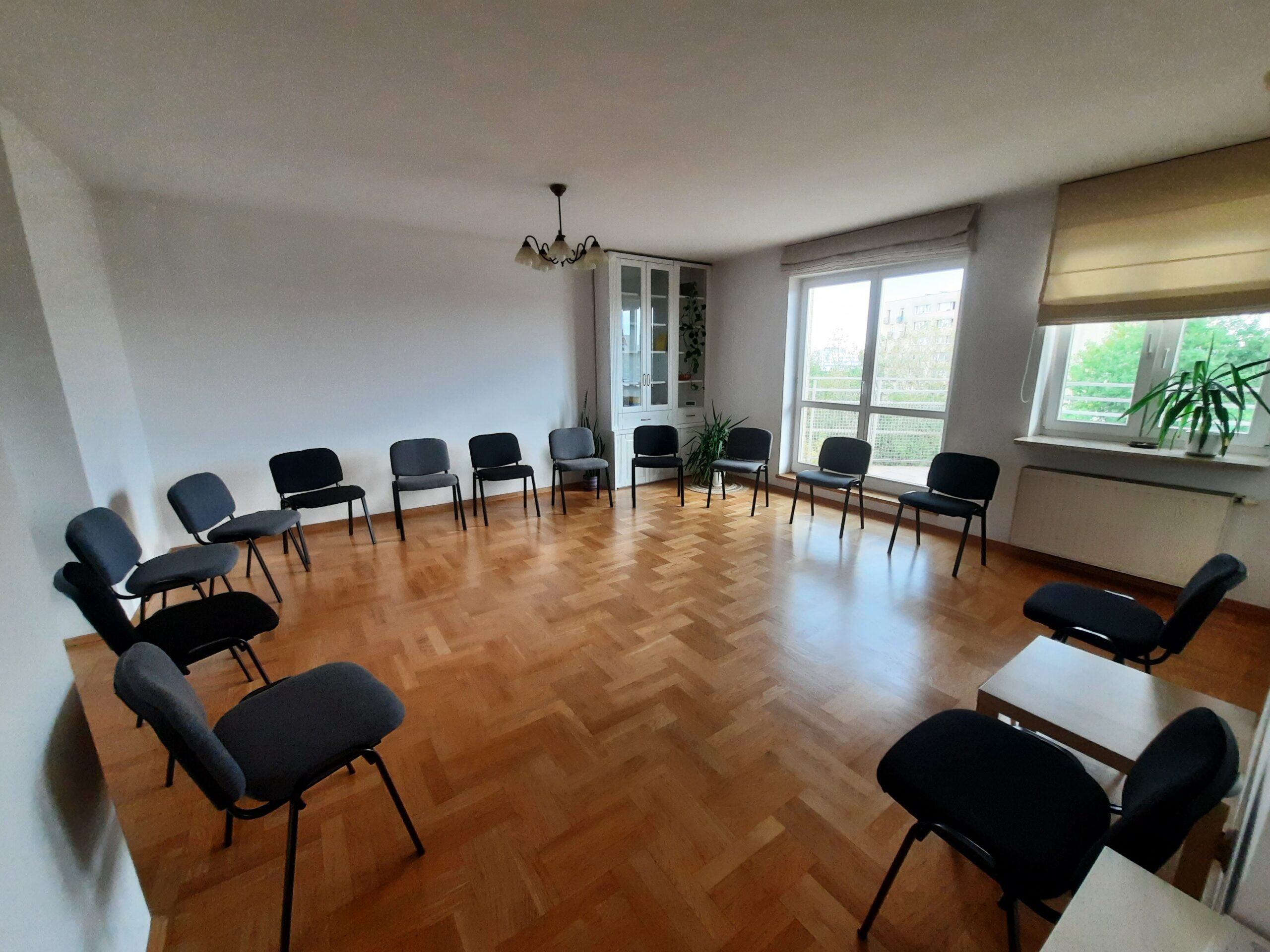 Grupa uczestników warsztatów rozwoju osobistego praktykująca focusing Zaufaj Ciału